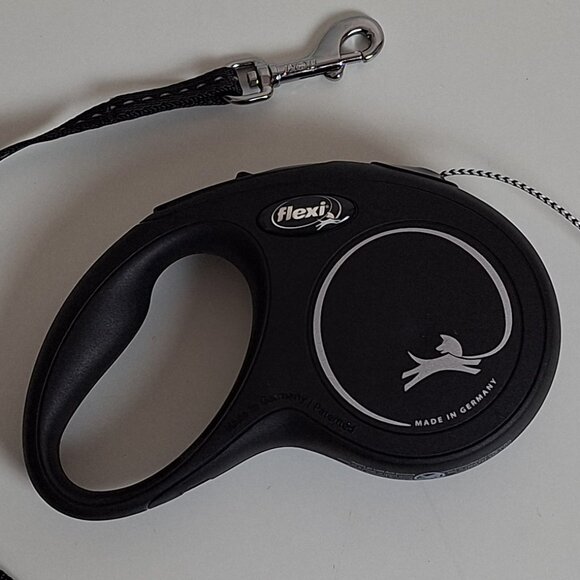 Flexi Retractable Dog Leash - Picture 1 of 2